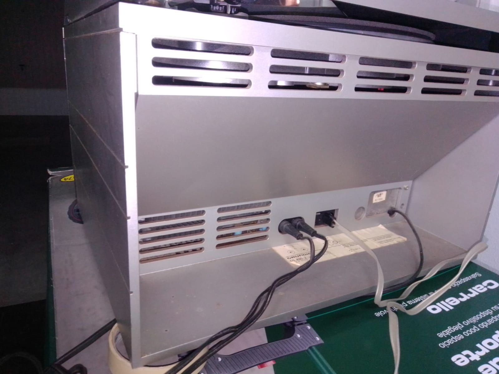 Aparelhagem antiga Grundig com colunas