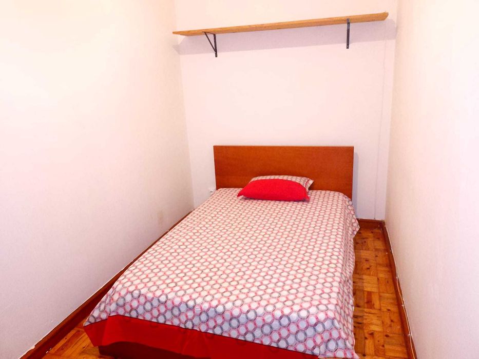 Alugo quarto com casa de banho de serviço