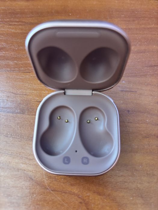 Кейс для навушників Samsung SM-R180