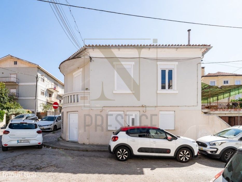 Moradia T8 no Bairro Norton de Matos