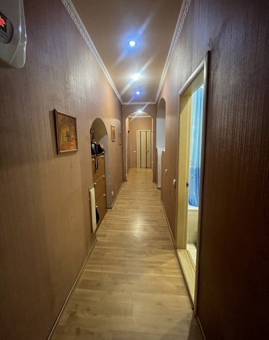 3- комн. 67 м. кв. Сталинка. С. Нигояна. Возле метро.