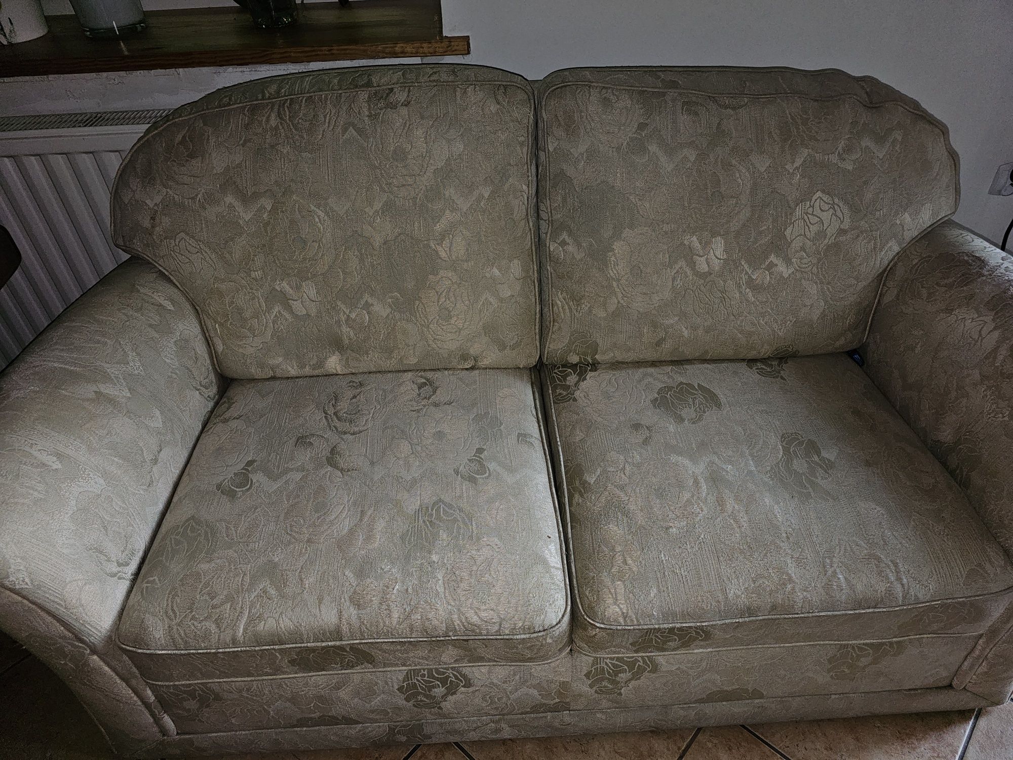 Sofa dwuosobowa.