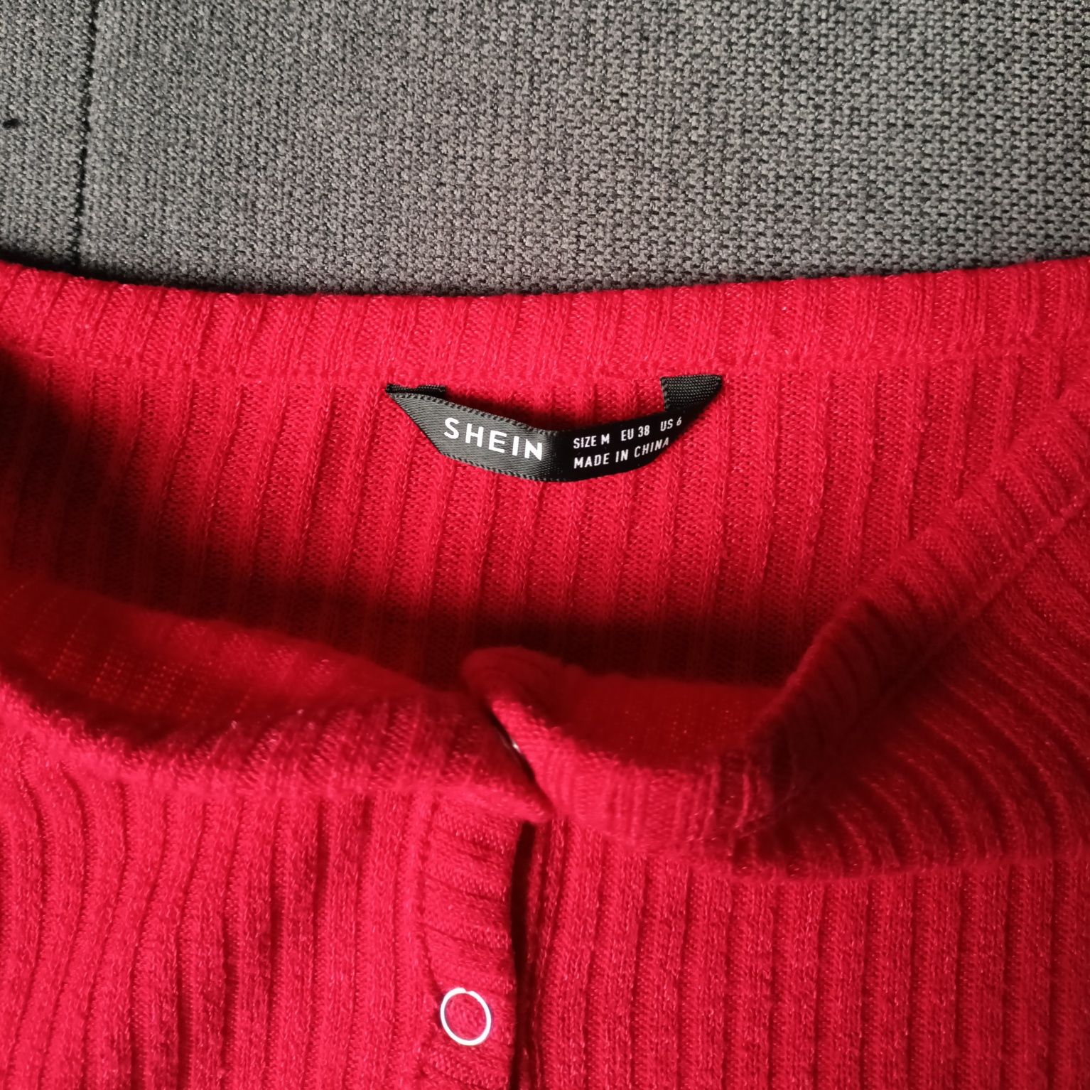Czerwony crop top
