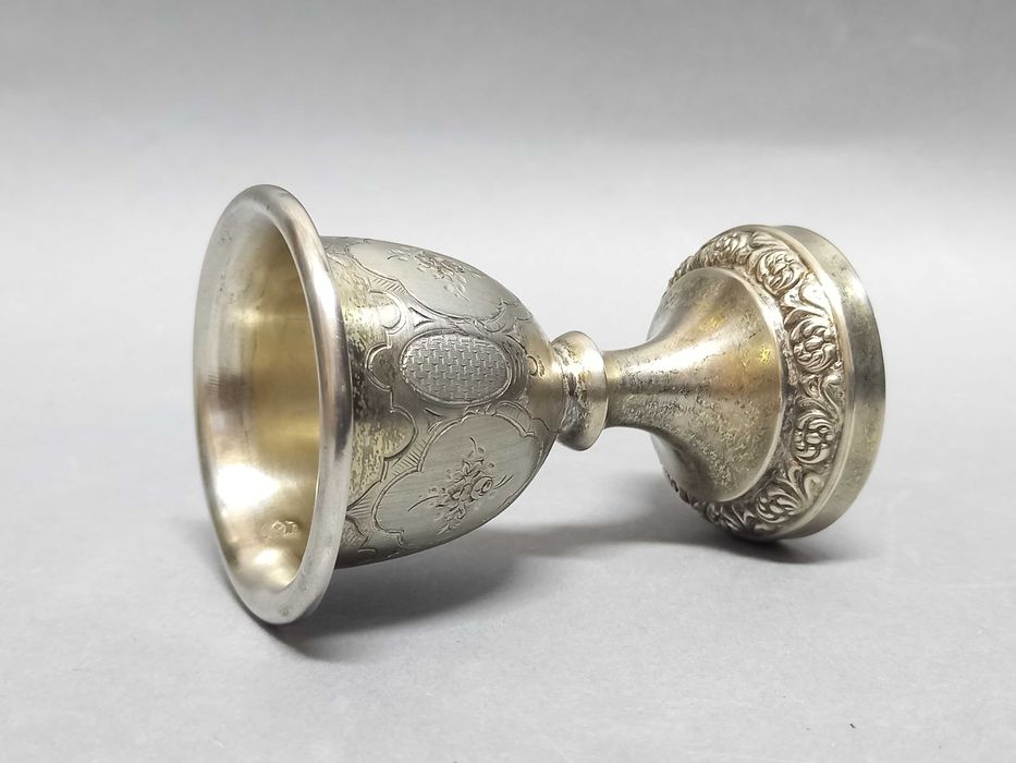 XIX wieczny giloszowany srebrny kieliszek na jajko, Francja