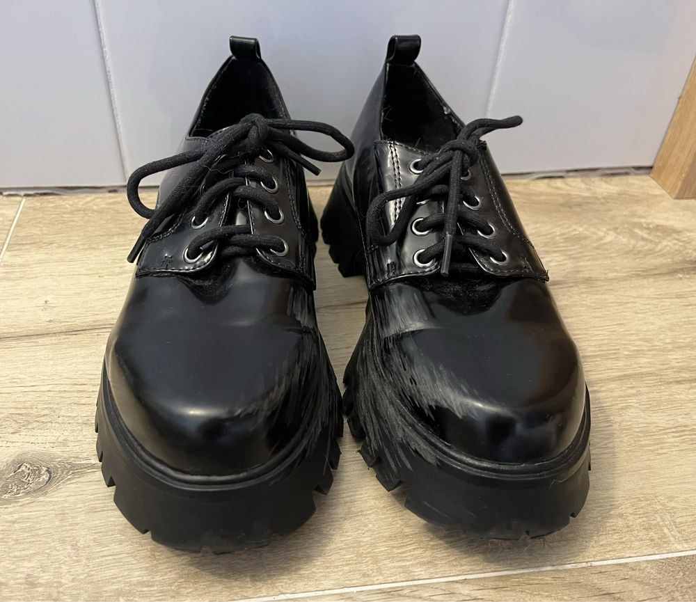 Lakierowane buty oksfordki Pull&Bear w rozmiarze 39