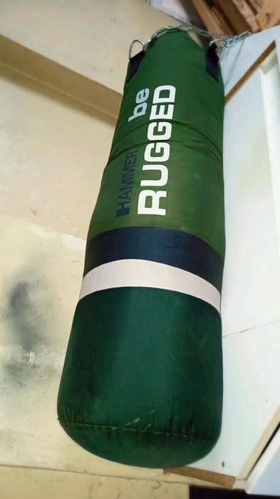 Saco de boxe com acessórios para pendurar