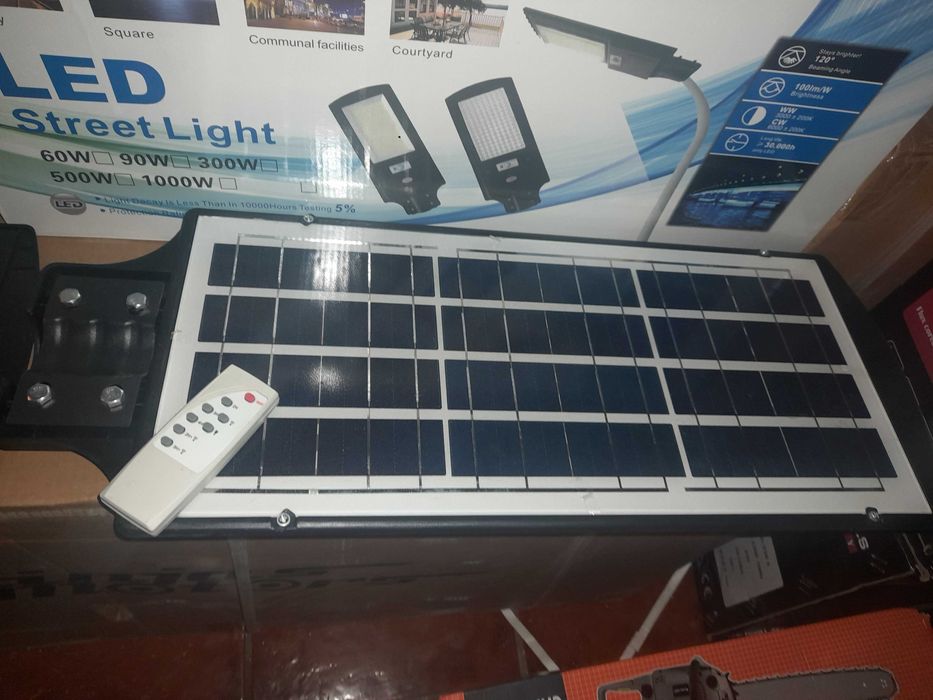 Holofote Led com bateria e painel solar