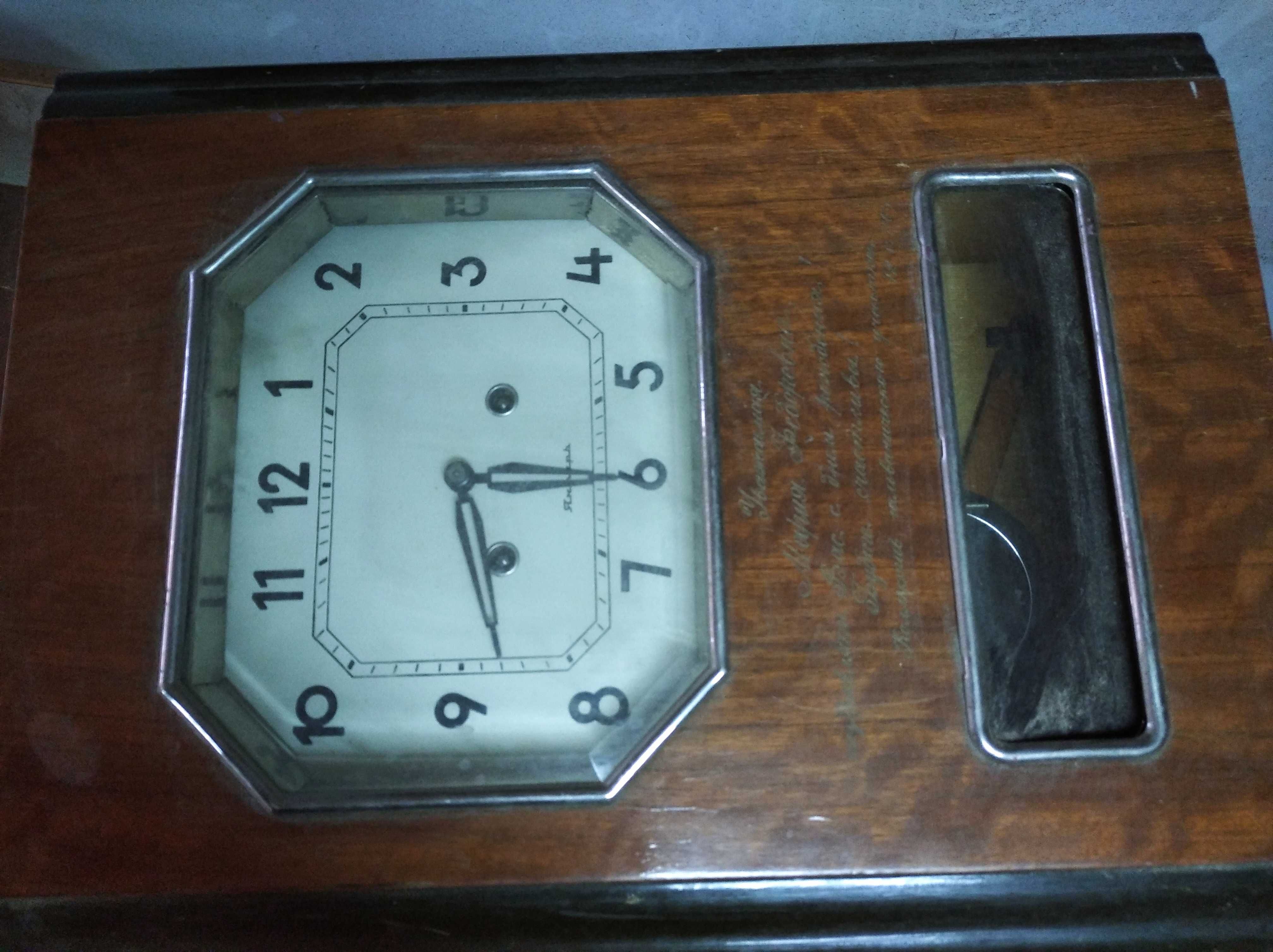 Часы настенные механисеские винтажные с маятником и с боем.