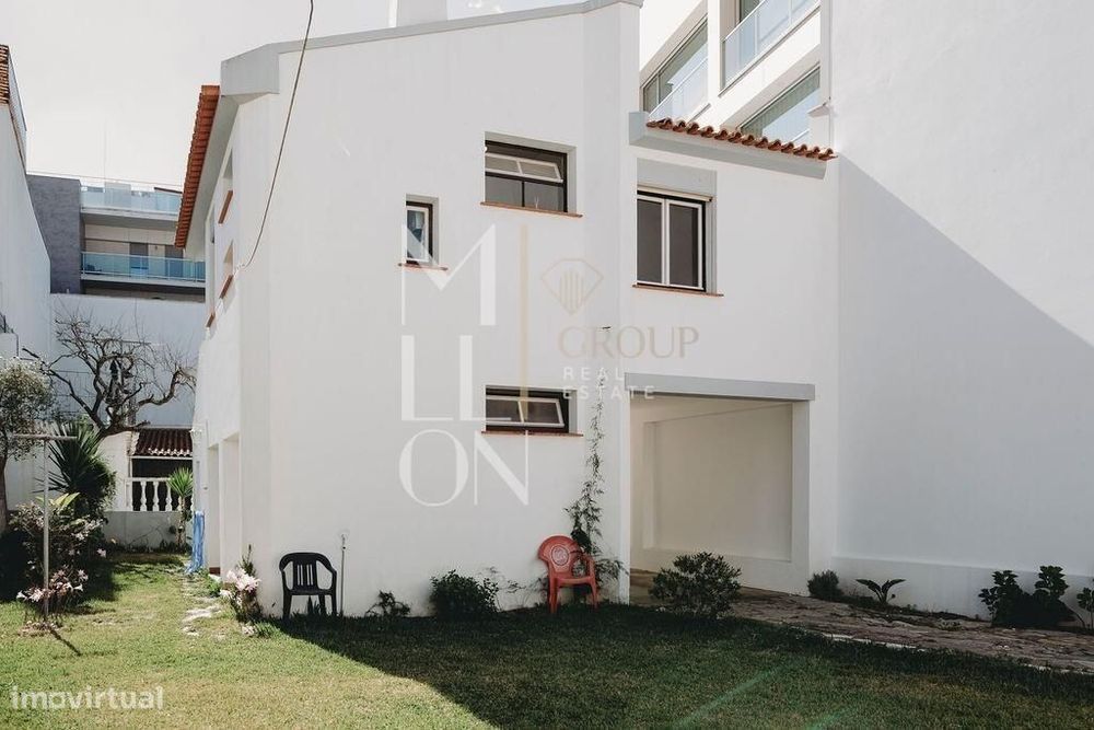 Moradia T2 na Rua António Carvalho Laranjo, centro da Nazaré, a cerca