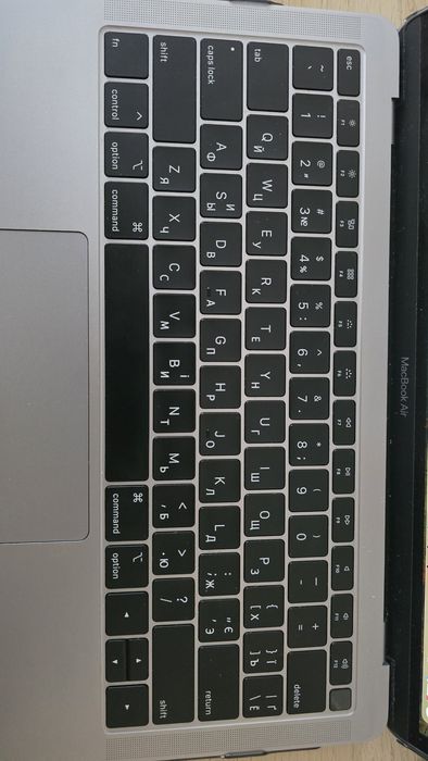 MacBook Air 2019 – i5 / 8GB RAM / 128GB SSD – Space Grey – Stan Idealn