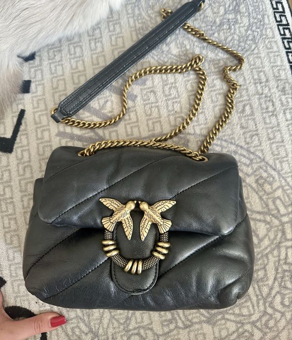 Torebka pinko love mini puff ze zdobioną klamrą.