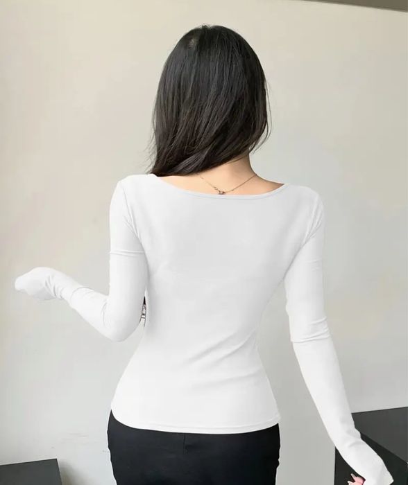 Жіноча кофта з вирізом