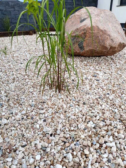 Kamień ozdobny grys/otoczak BIAŁY z domieszką kolorów. Z transportem