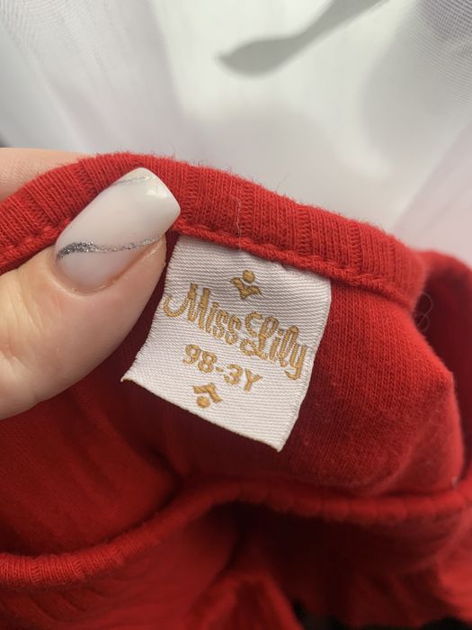 Сукня чеврноо кольору