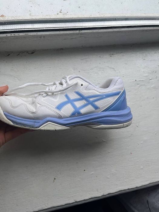 Продам женские кроссовки Asics