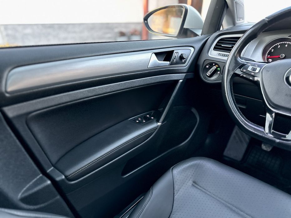 Volkswagen  Golf  2015 року.