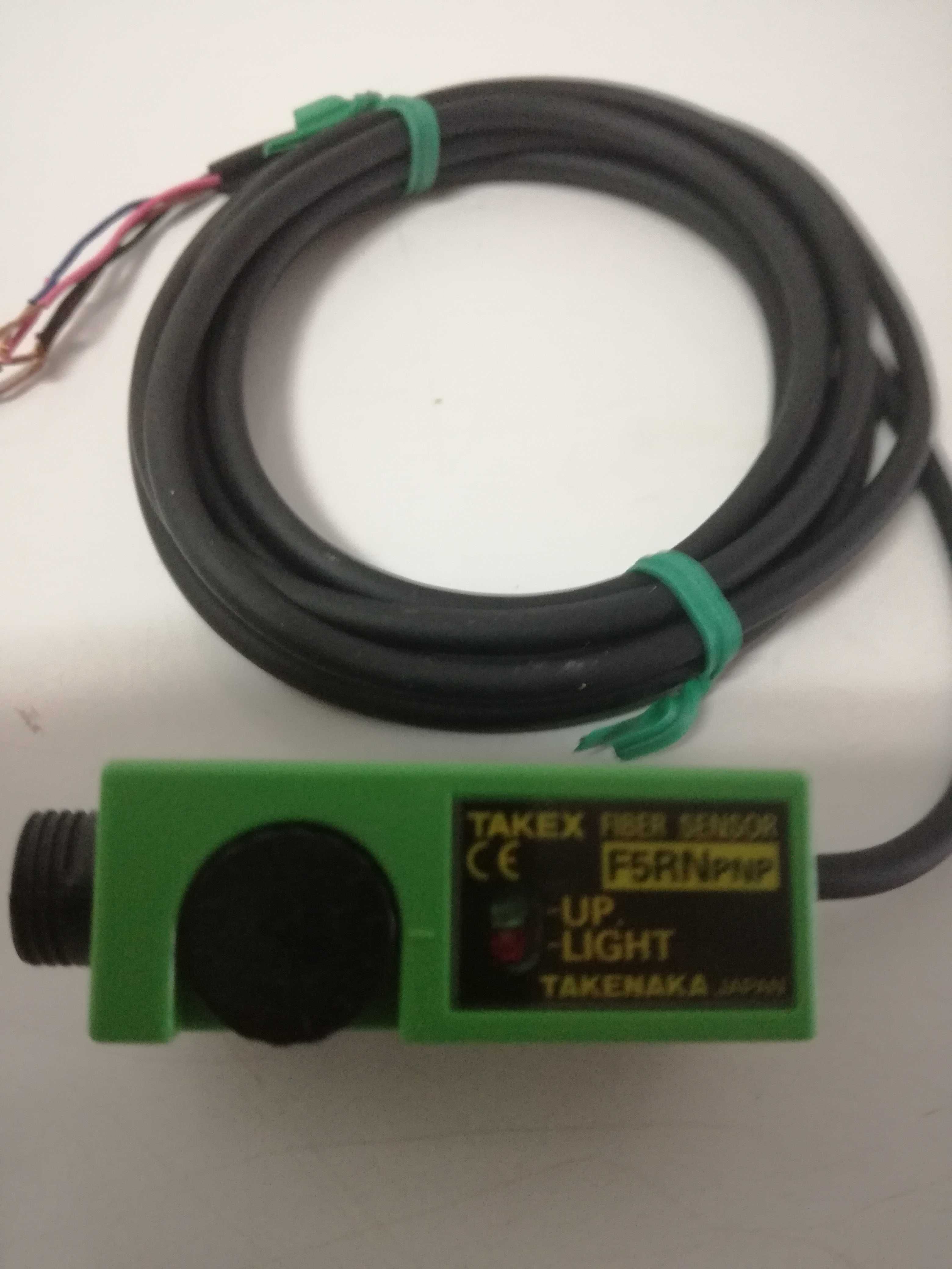 Sensor Takex F5RN PNP, led vermelho e cabo de fibra ótica 12/24 VDC