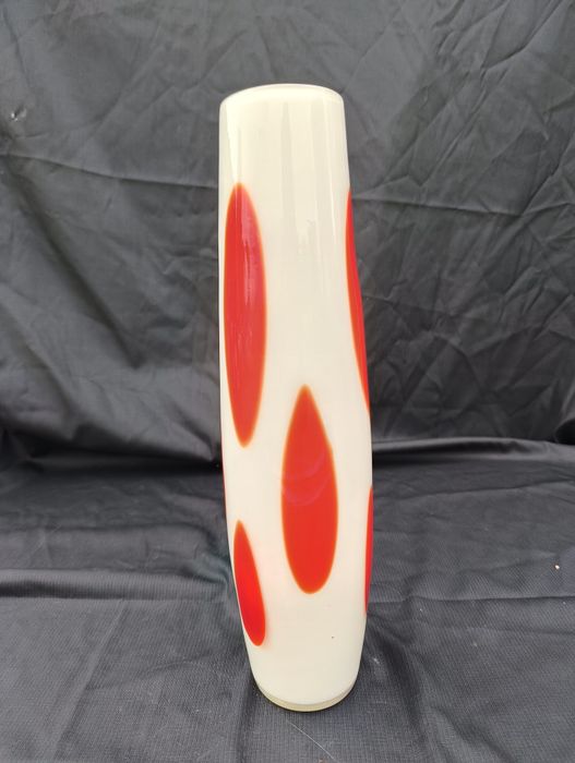 Stylowy wazon biało - czerwony