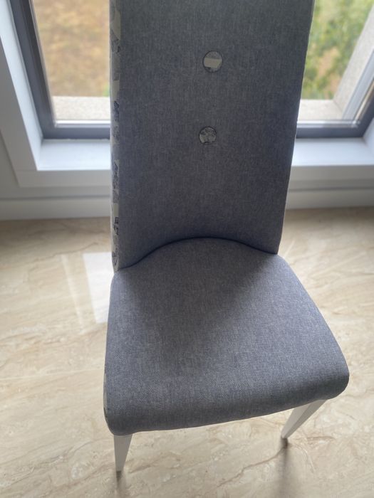 6 cadeiras cinza e branco