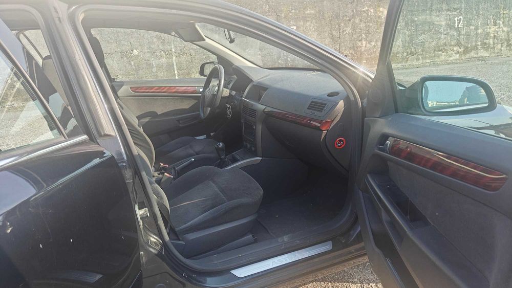Vendo Opel Astra H 1.4L a Gasolina de 2005 em bom estado geral.