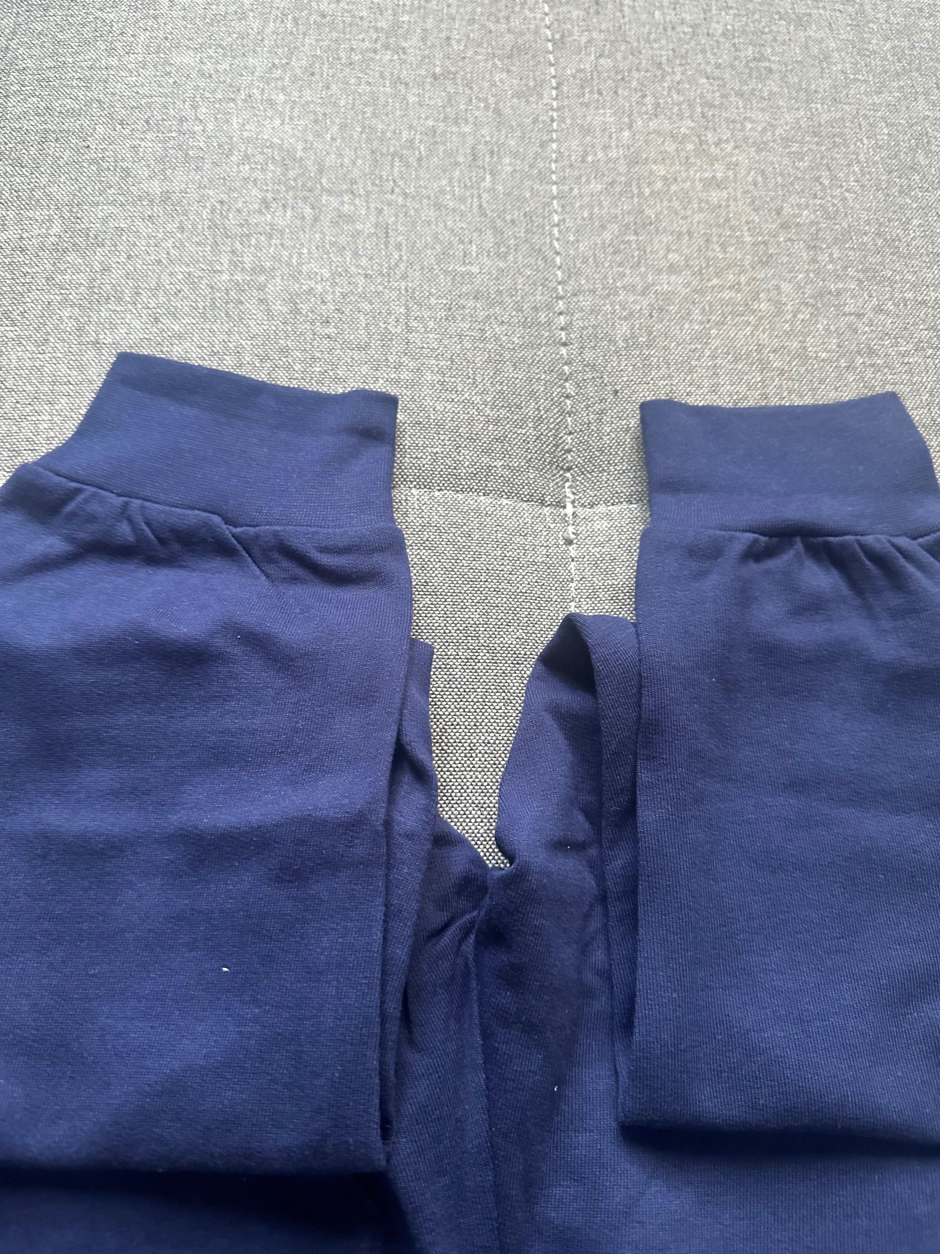 Granatowe spodnie dresowe dla chłopca rozmiar 122 ze Smyka