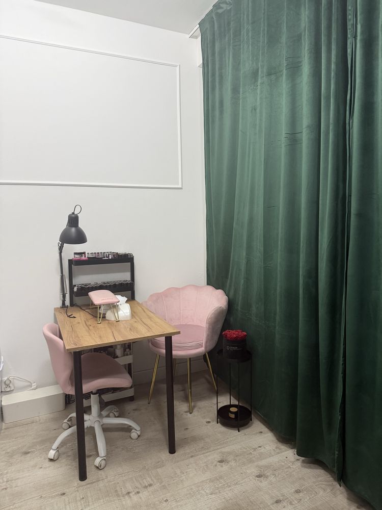 Wyposażone stanowisko do paznokci (manicure)