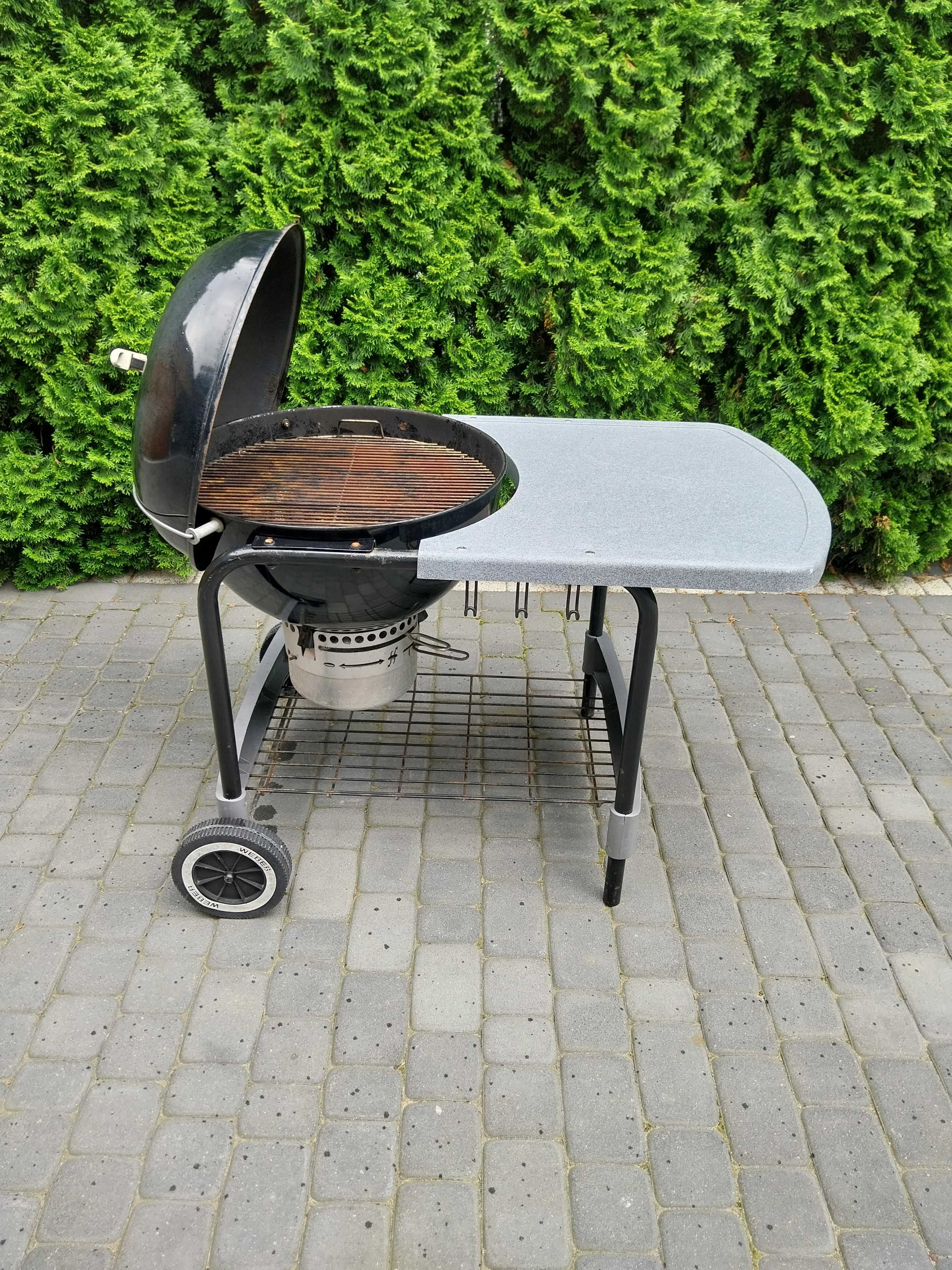 Grill węglowy Weber 57 cm ze stolikiem i pokrowcem , Made in USA
