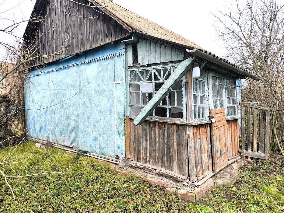 Продам будиночок неподалік є озера та ліс.Від Києва 25км.