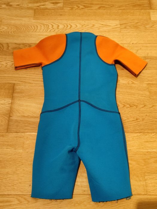 Vendo fato de neoprene Tribord 6 anos