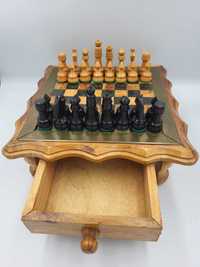 Szachy,drewniane na stoliku,vintage lat 50-60