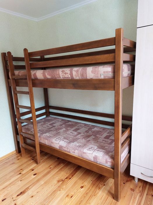 Продаю дубове двохярусне ліжко з двосторонніми матрасами(зима-літо)