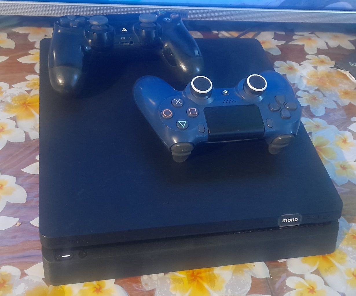 Продаю ps 4 slim