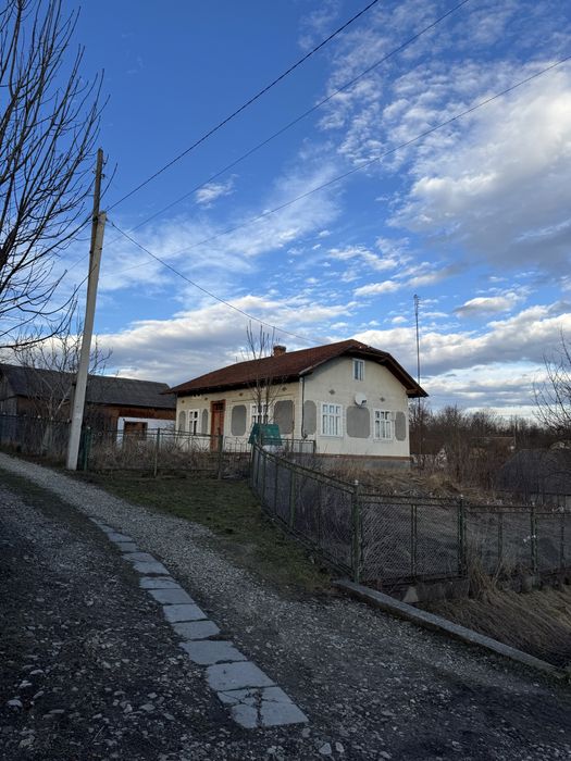 Будинок у селі Брониця