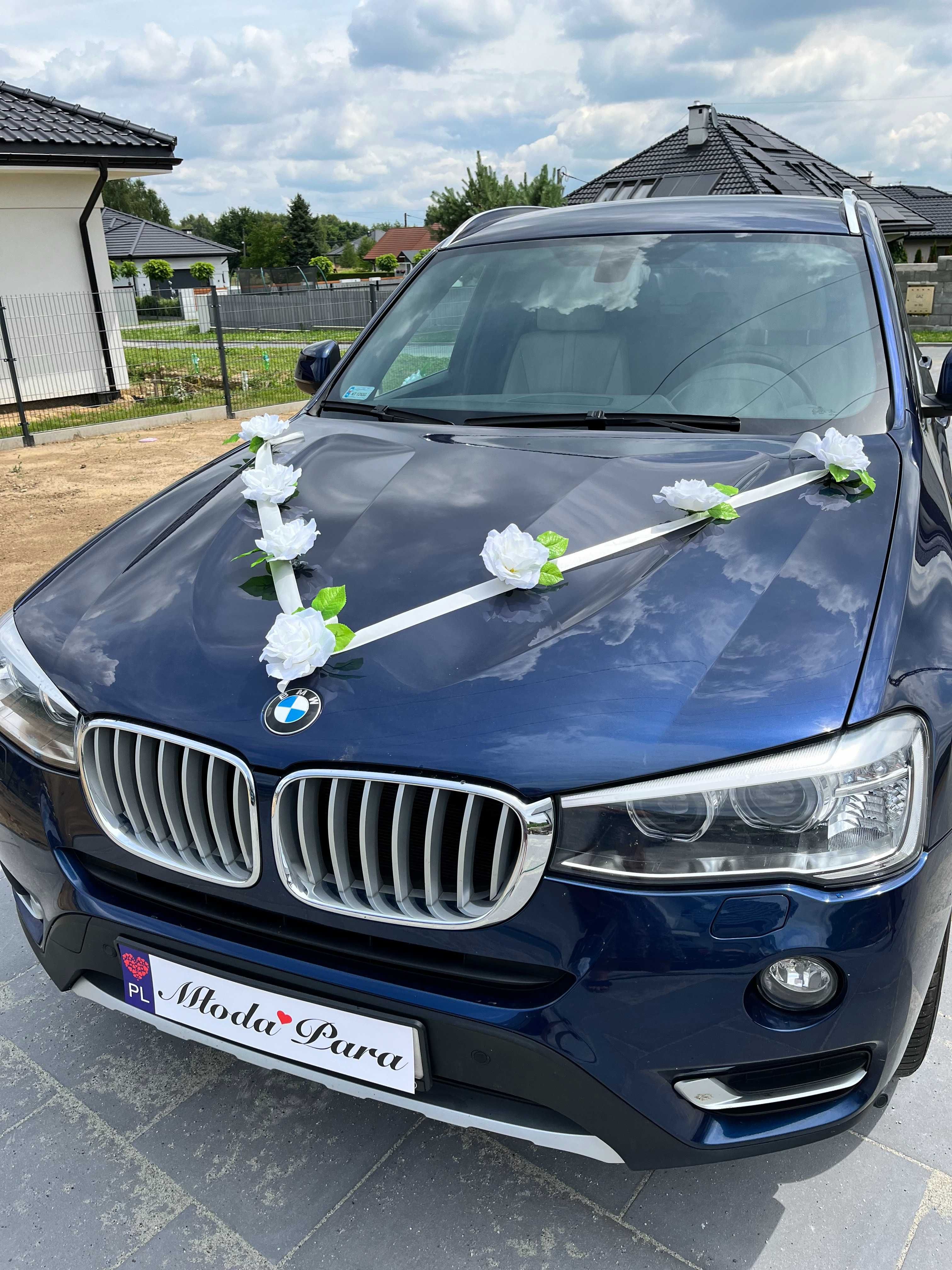 V dekoracja ślubna samochodu na samochód auto do ślubu róże szarfa