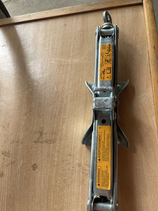 Механічний домкрат Nissan