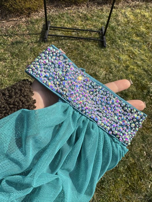 Bogato zdobiony stroj do tańca dla dziewczynki