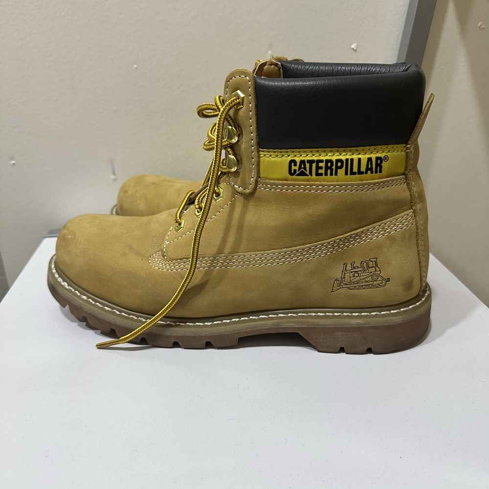 Bota caterpillar em pele
