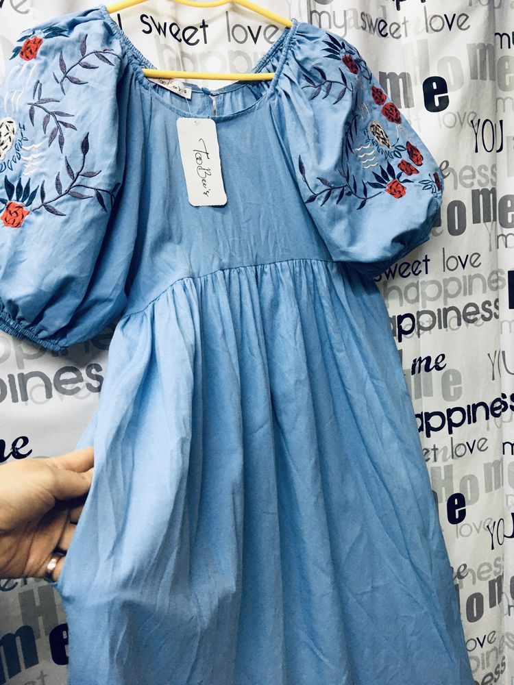 Платье летнее голубое с вышивкой. Размер: s,m