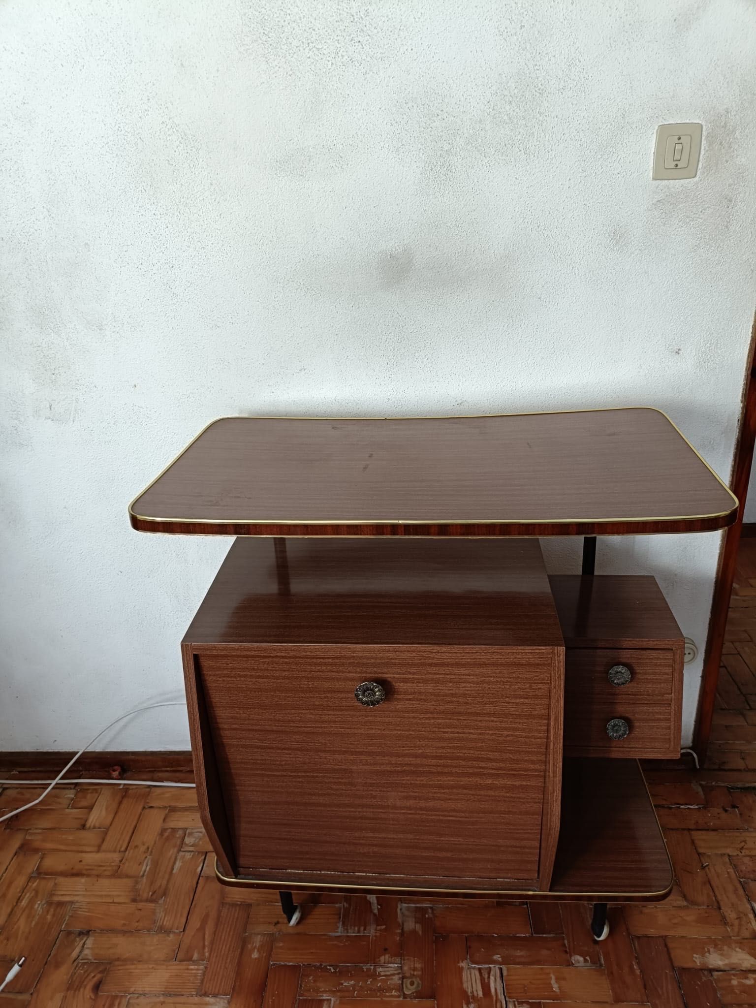 Mesa televisão com gavetas