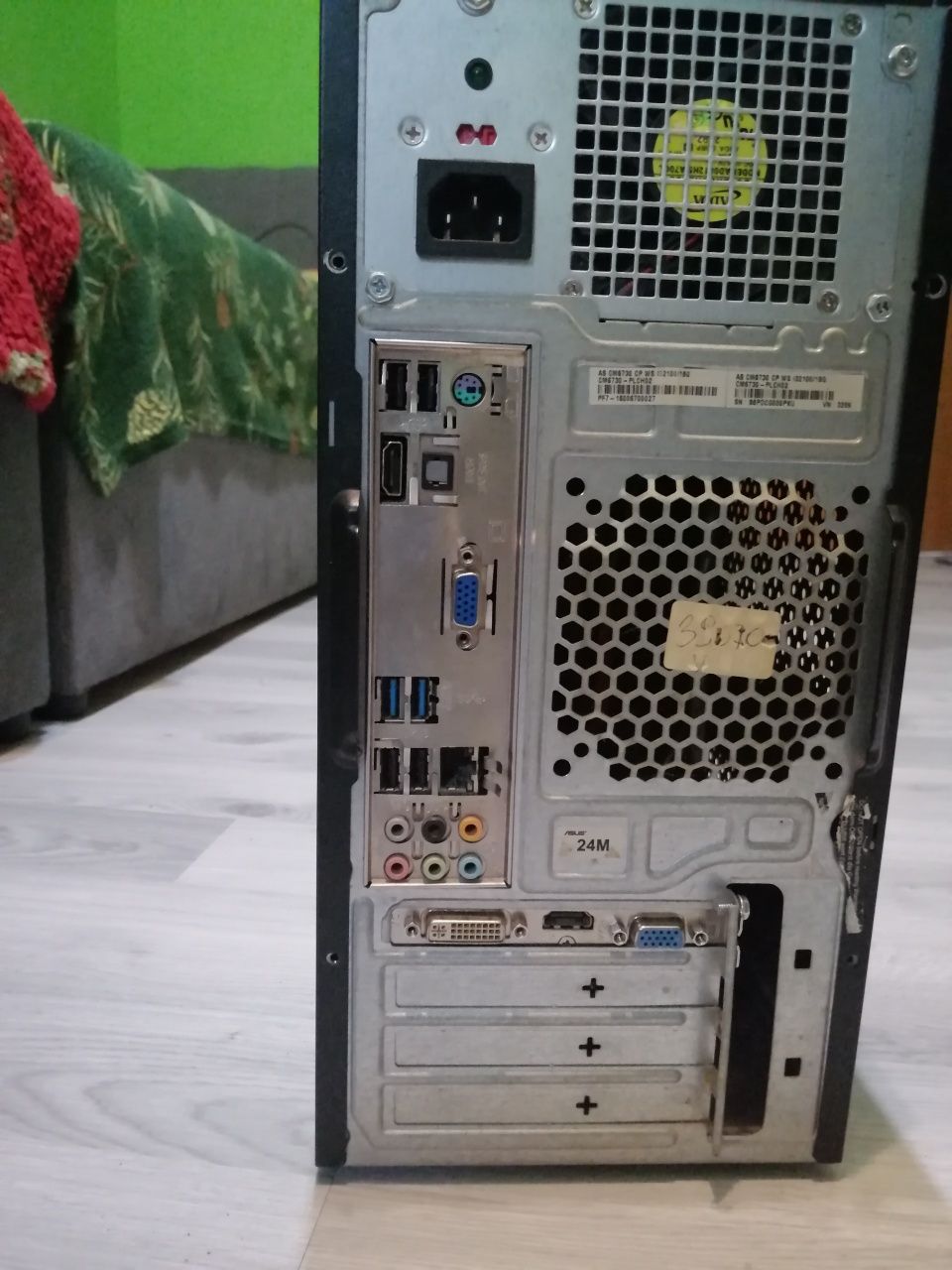 Komputer z monitorem
