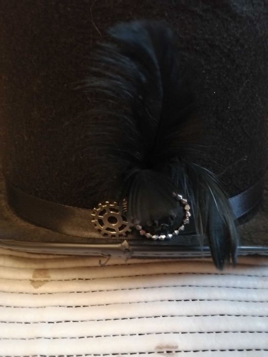 Męski kapelusz gotycki z pióropuszem