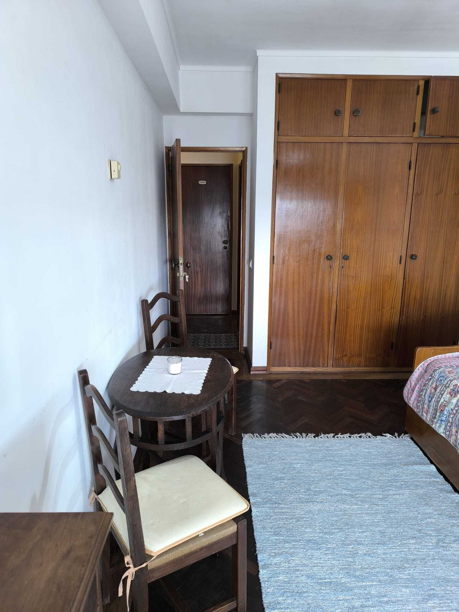 Quarto espaçoso com kitchenette independente .Campolide -sexo feminino