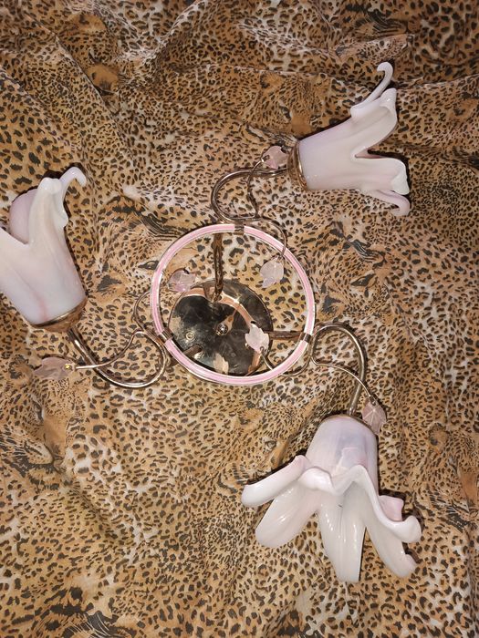 Світильник люстра з металевим каркасом у вигляді квітів для освітлення