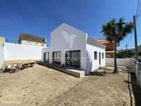 Moradia isolada T3, totalmente remodelada,  na Charneca da Caparica