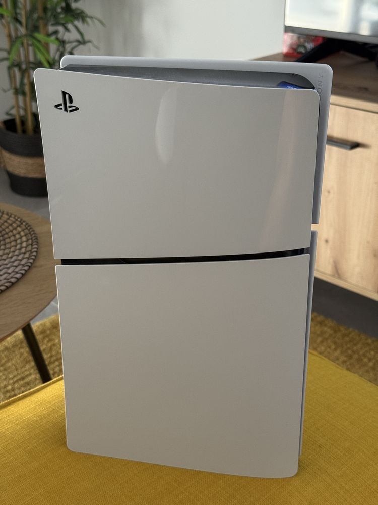 Playstation 5 Slim com 2 comandos + base de carregamento + 1 jogo