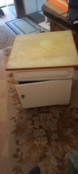 Stara szafka na miske