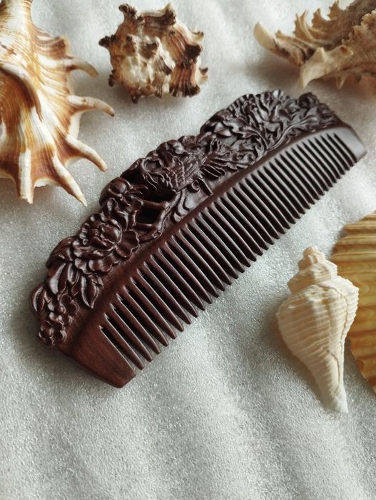 Grzebień rzeźbiony z drewna