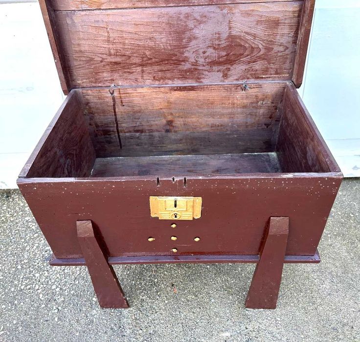 Arca antiga, em pinho, bau, livre de xilofagos