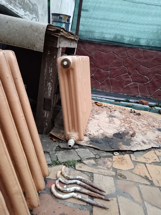 Батареи чугунные 12 и 10 секций. Цена за секцию 50 гривен