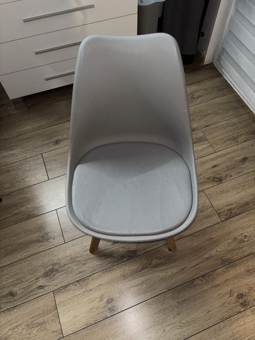 Krzesła do salonu lub kuchni.